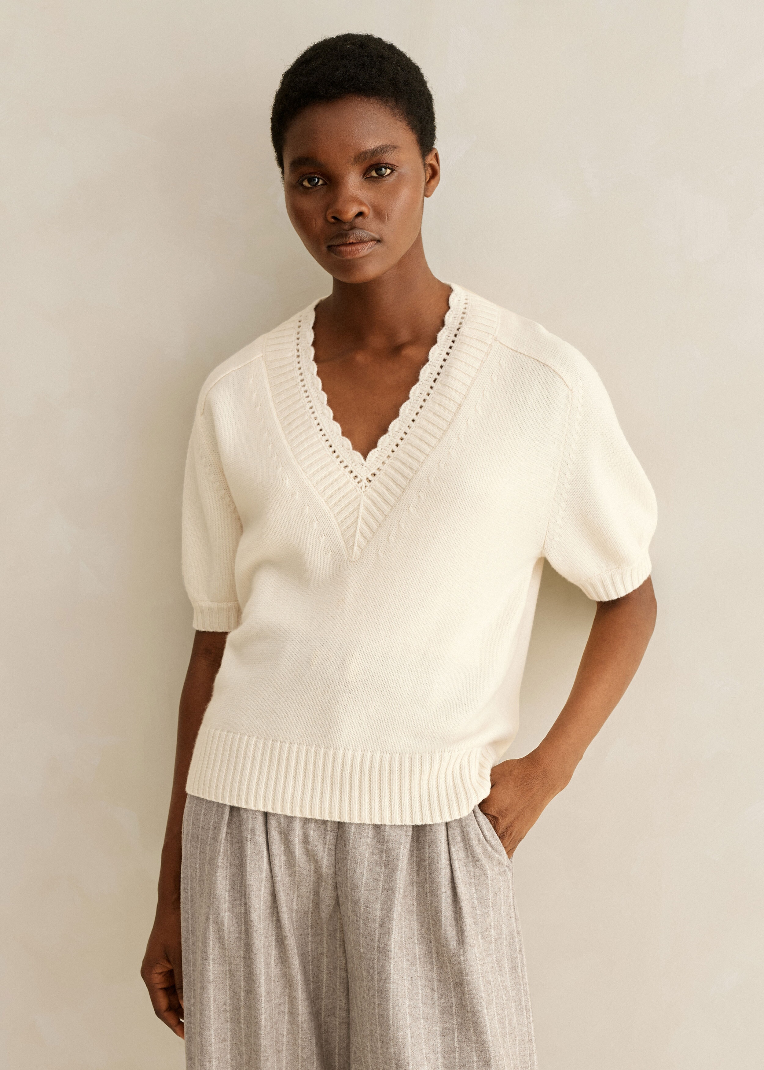 Line Point V-neck Knit