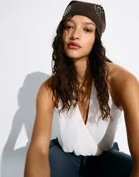 Studded pointed neckerchief