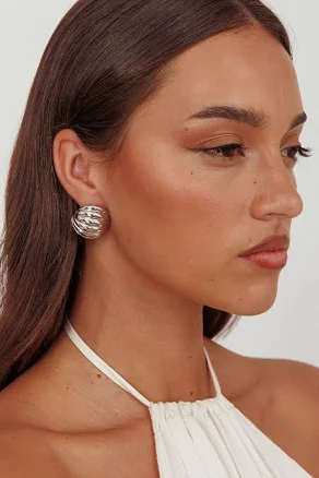 Shelly Ribbed Curve Earrings