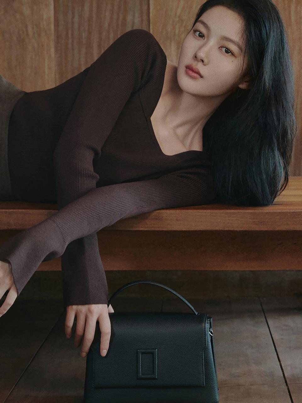 Selena Floats Tote Bag 24_Black