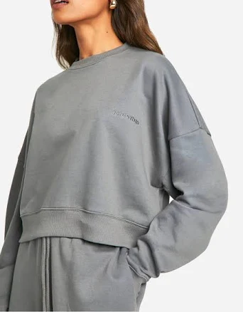 DSGN Studio Women's Embroidered Boxy Crop Sweatshirt