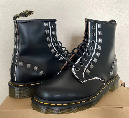 1460 Stud 8 Eye Boot