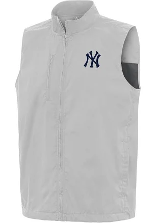 Antigua Men's New York Yankees Brisk Sleeveless Jacket