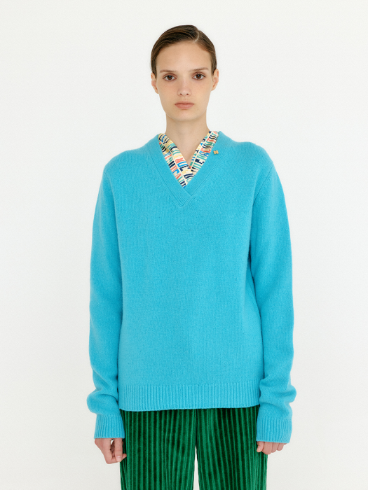 Vaisy V-neck Knit With Scarf