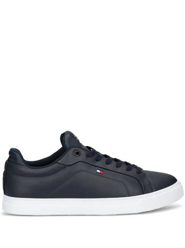 Low-top Sneaker