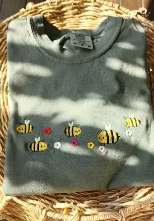 Cottagecore Minimal Bee Embroidered Sweatshirt
