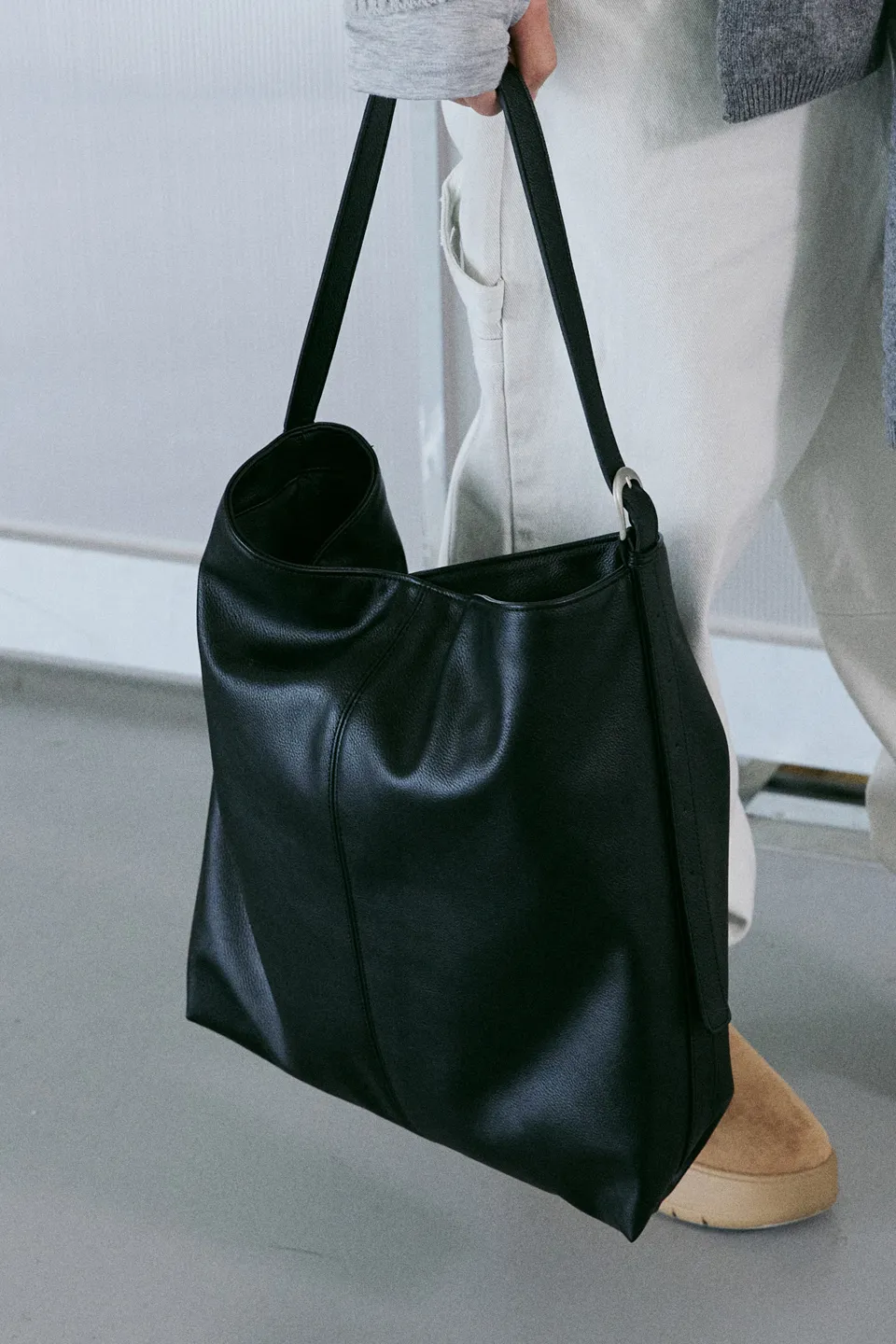 Noble Leather Shoulder Bag (Black)