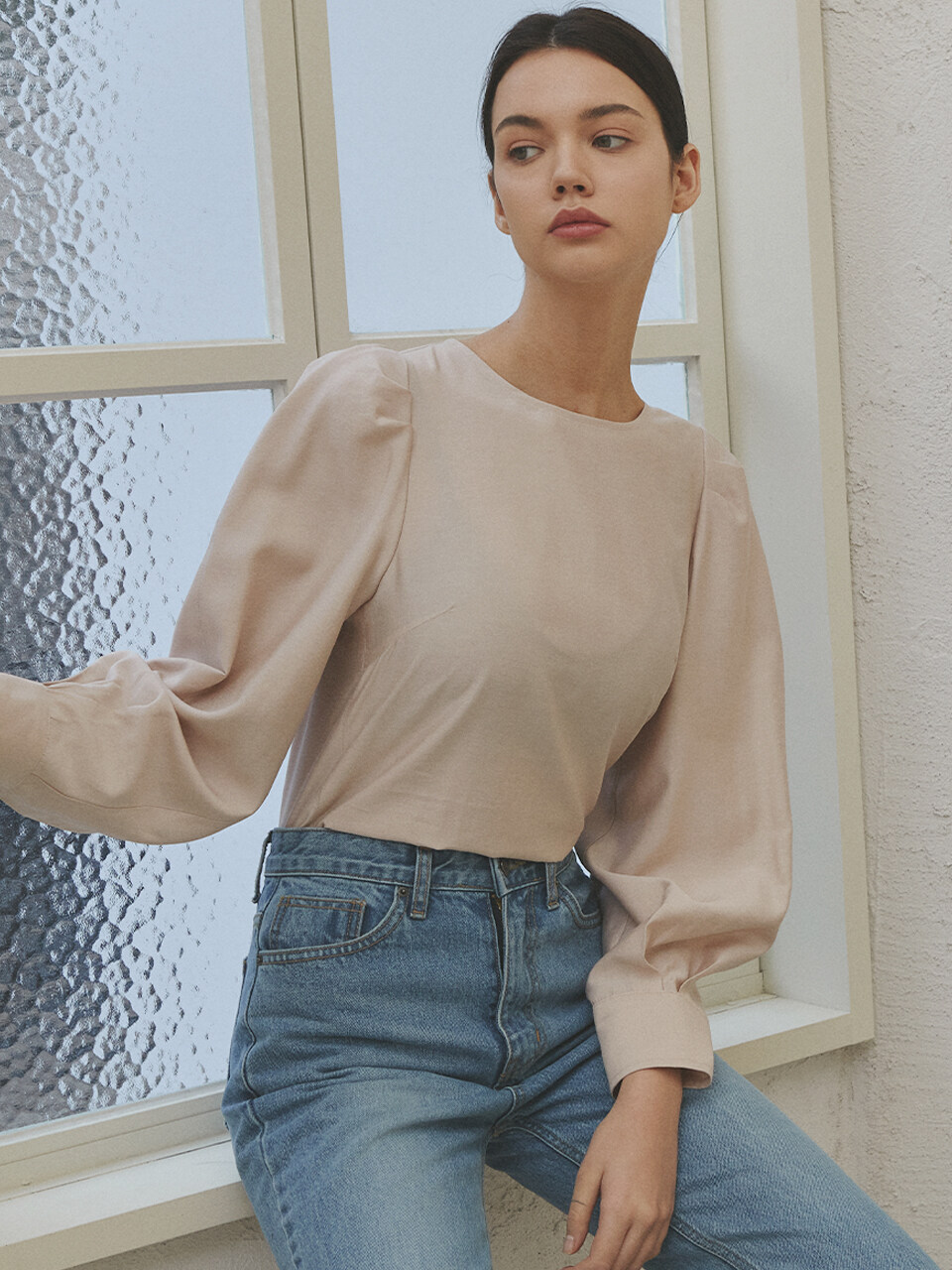 Puff-Sleeve Back Point Blouse