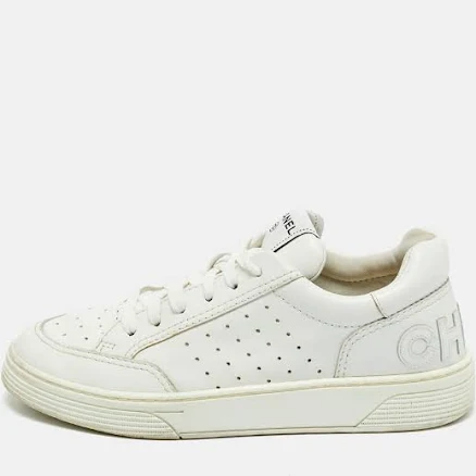 CHANEL CC Low Top Leather Sneakers