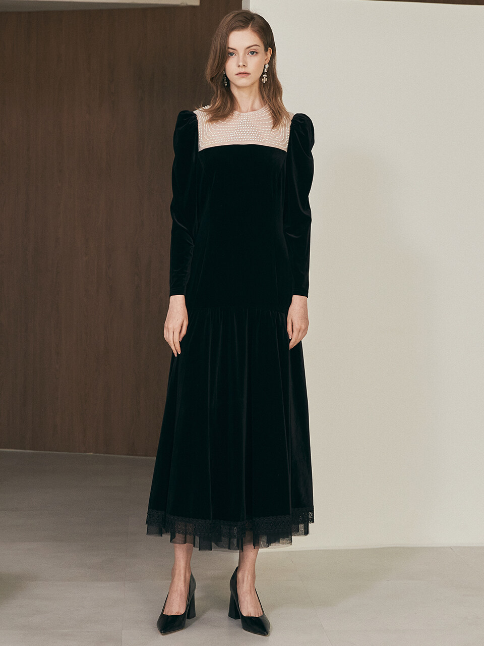 Gracelyn Pearl Square Neck Velvet Dress1